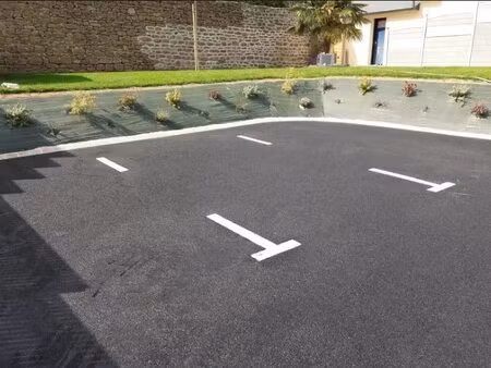 lot de 11 parkings aériens dans quartier chargé