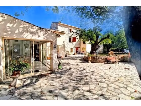 propriété avec 2 maisons sur un grand terrain et piscine