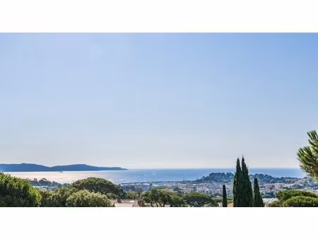 villa magnifiquement rénovée en 2025 avec piscine et jardin paysagé