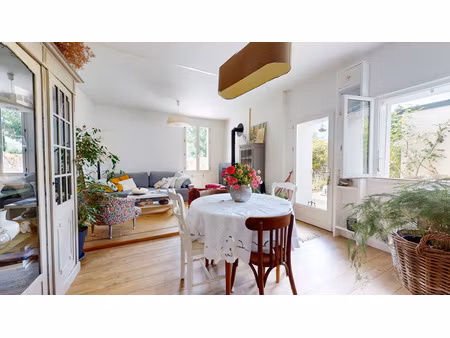 charmante maison d'habitation avec joli jardin fleuri.