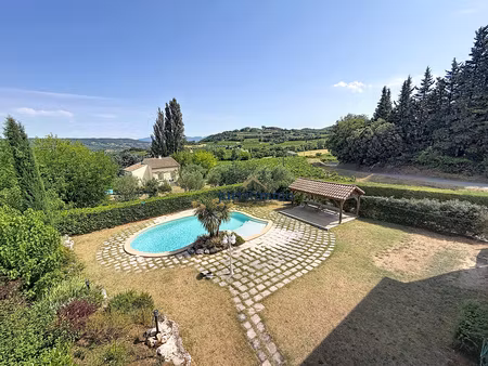 maison en pierre avec deux logements indépendants  piscine et vue exceptionnelle sur les v