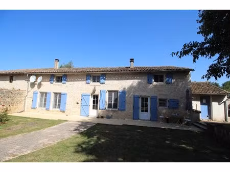 charmante propriété de caractère comprenant trois chambres  une grange et une piscine chau