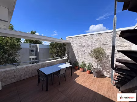 proche vieux port. grand appartement t3 en dernier étage.