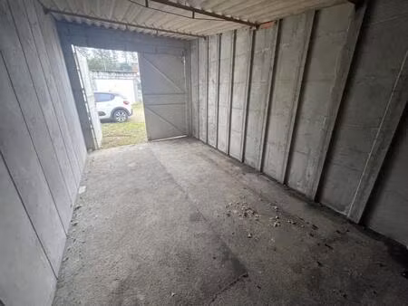 location parking loches 37600