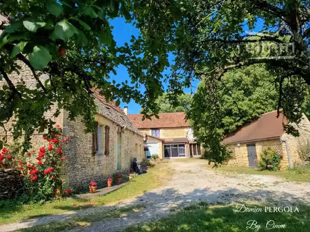 propriété de caractère avec 5 suites  grange et hangar au c?ur du périgord noir