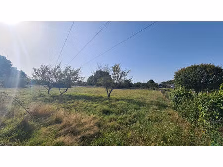 terrain constructible d'environ 900 m2 avec une façade d'environ 15m situé en campagne pro