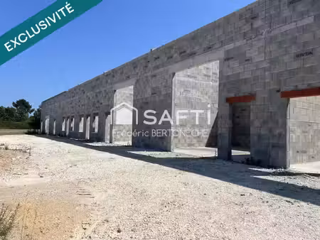 bâtiment industriel non fini implanté dans une zone industrielle dynamique.