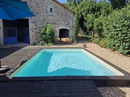 maison de village historique avec une magnifique piscine