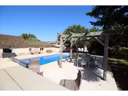 charmante propriété de caractère comprenant trois chambres  une grange et une piscine...