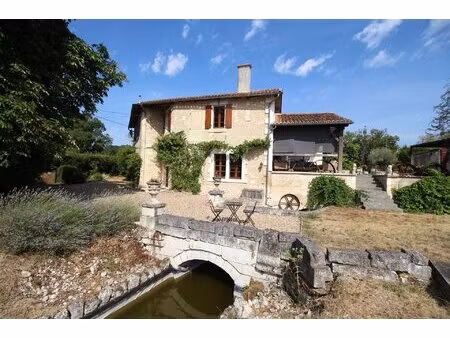 ancien moulin rénové comprenant quatre chambres  un grand jardin  une piscine et une...