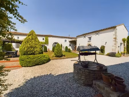 belle rénovation pour cette maison de village de 3 chambres/3 salles de bain avec jardins.