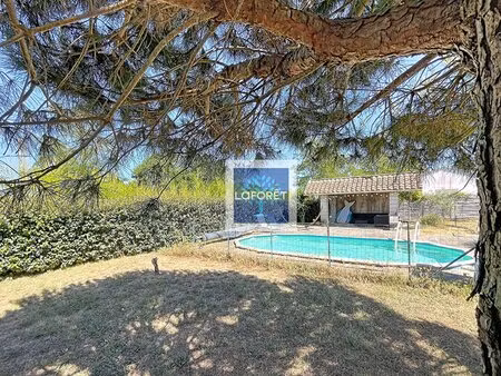 maison pierre  piscine et jardin