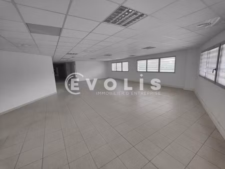 location bureaux 94 m² à 303 m²