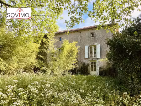 au coeur d'un petit hameau  authentique maison de caractère indépendante  a rénover  avec.