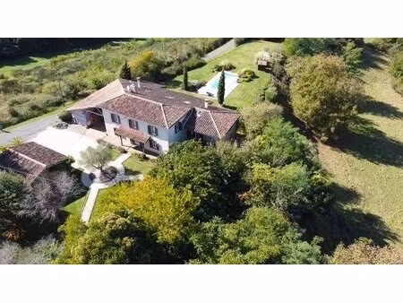 ancienne ferme sur 2 4 ha en situation dominante