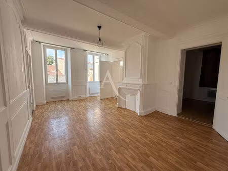 location appartement 3 pièces  48.00m²  saintes