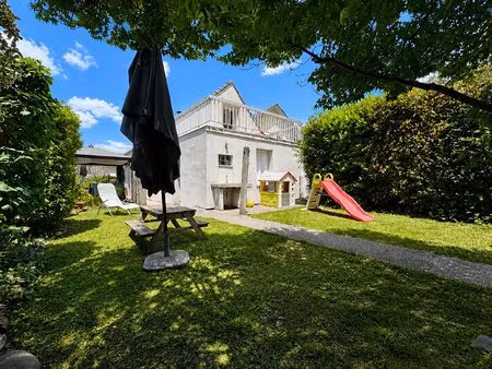 centre de pontacq  maison de ville  jardin