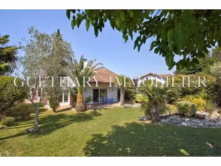 grande maison avec t2 indépendant a pied du village.