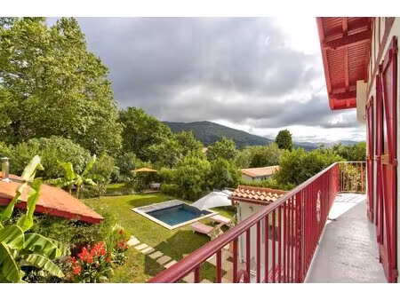 maison avec dépendances vue sur montagne la rhune