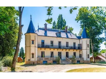 entre ville et vignobles  dans l'écrin préservé du château de la villeneuve