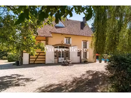 à 1 h 45 de paris  en bourgogne  corps de ferme rénové et parc.