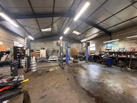 local commercial 2 pièces - 184 m²