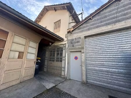 hyper centre de lourdes  immeuble de rapport  divise en plusieurs lots  garage
