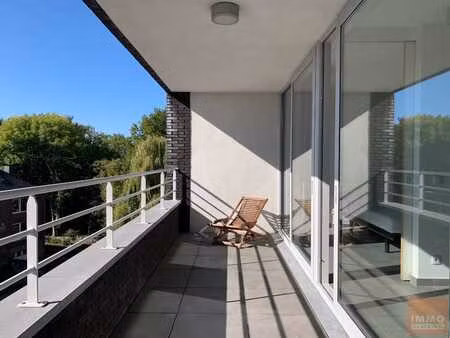 agréable studio meublé avec grande terrasse et emplacemen...