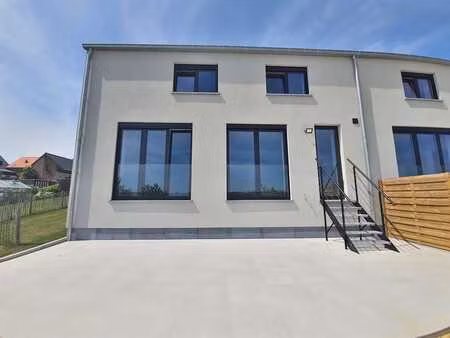 maison récente avec 3 chambres et un jardin sur un emplaceme