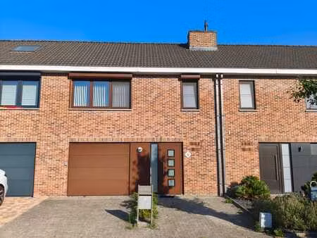 maison bien située  avec 3 chambres et un jardin