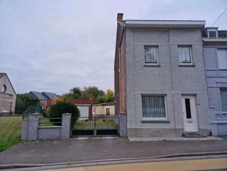 maison d’habitation avec garage et jardin