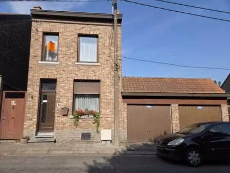 maison d’habitation avec passage latéral avec deux garages