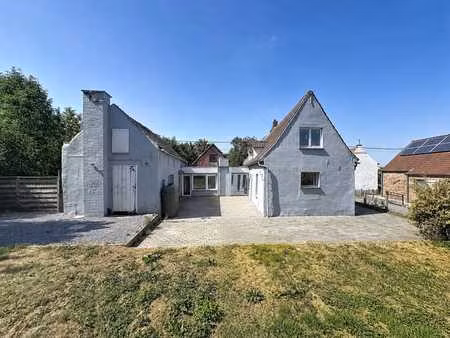 maison individuelle style « fermette » en u à rénover avec n