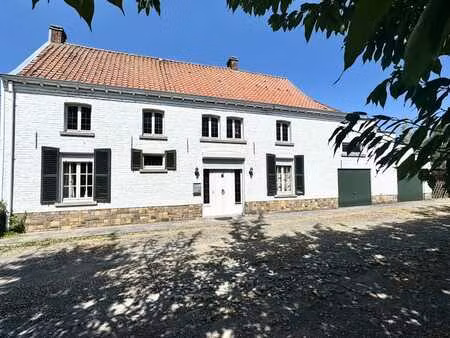 maison spacieuse avec 4 chambres  2 garages et jardin!