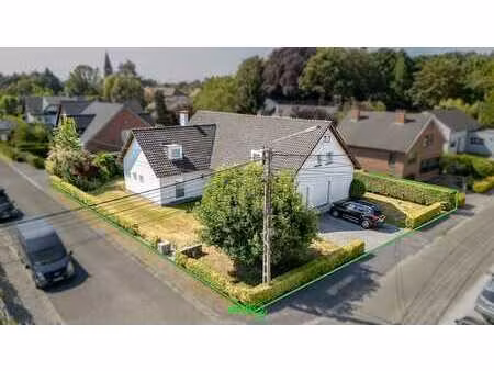 villa 4 façades située dans un secteur prisé du village.