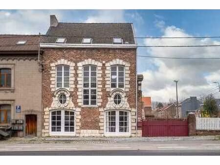 maison atypique avec 2 garages  terrasse et petit jardin