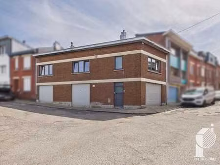 maison 3 chambres  jardin avec 3 grands garages à vendre.