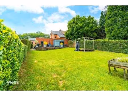 belle maison avec vaste jardin et grand garage !