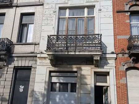 maison unique familial  2 façades.