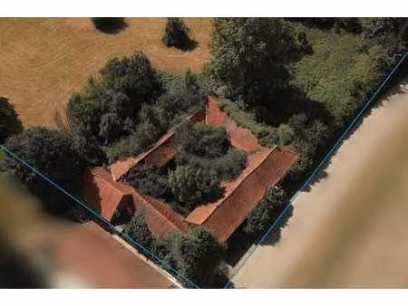 ruime te renoveren hoeve met stallingen en bijgebouwen in...