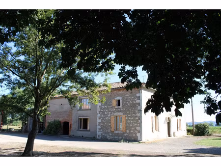 propriete de 15 hectares avec batiments agricoles et maison