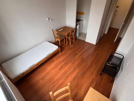 studio à louer à étudiant(e) non fumeur(se) :