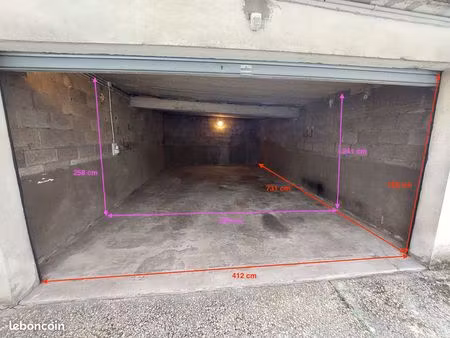 [rare] box de stationnement  espace de stockage  garde meuble  archives de 32m2
