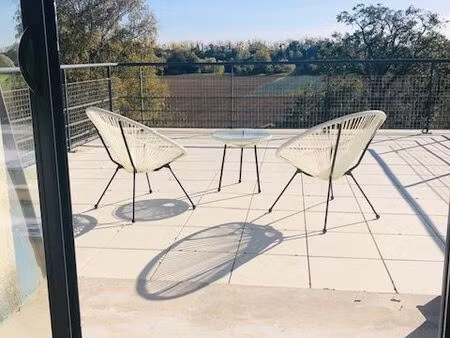 grande chambre avec cuisine  salle de bain et terrasse privatives dans une villa d'excepti