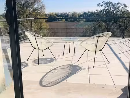 pour une disponibilite immediate : grande chambre avec cuisinette  salle de bain et terras