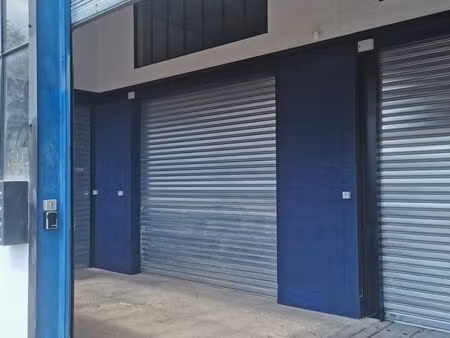 local d'activite sécurisé avec eau  électricité  alarme  vidéo-surveillance