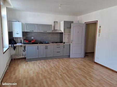 appartement au premier étage en hyper centre de merville
