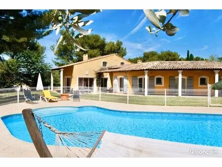 villa 6 pièces 250 m²