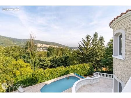 villa 8 pièces 246 m²