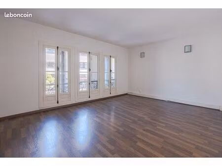 bureau 60 m²
